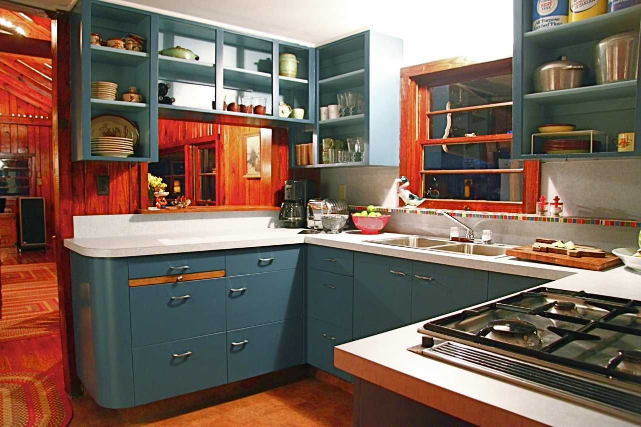                                                 The thoroughly modern country kitchen is equipped with great appliances, and all the cookware and serving ware your crew will need for a good feed!