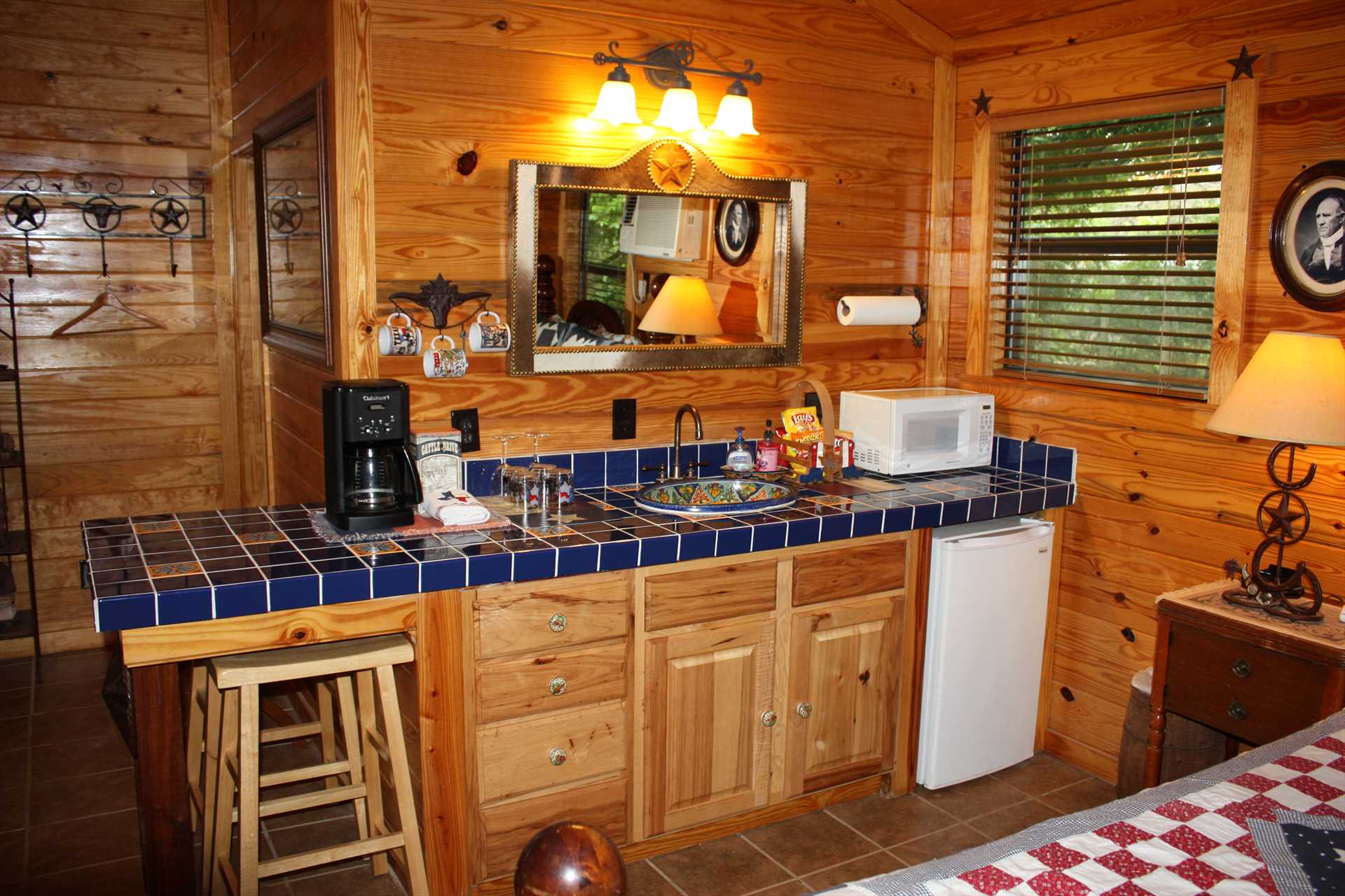                                                 The cozy kitchenette takes care of your basic necessities, complete with complimentary beverages.