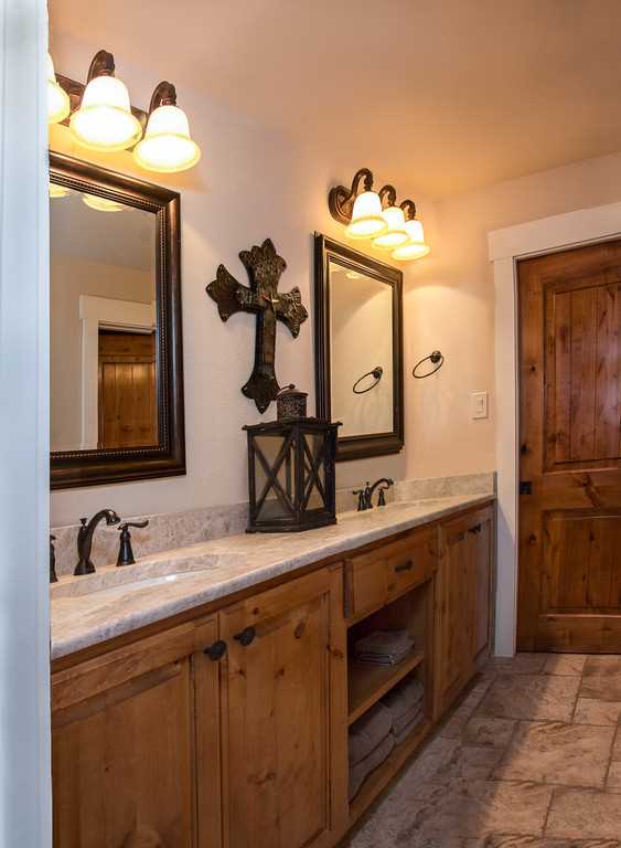                                                 Royal treatment is yours even in the master bath, which is equipped with two spacious mirrored vanities! All the bathrooms are decked out with clean linens, too.