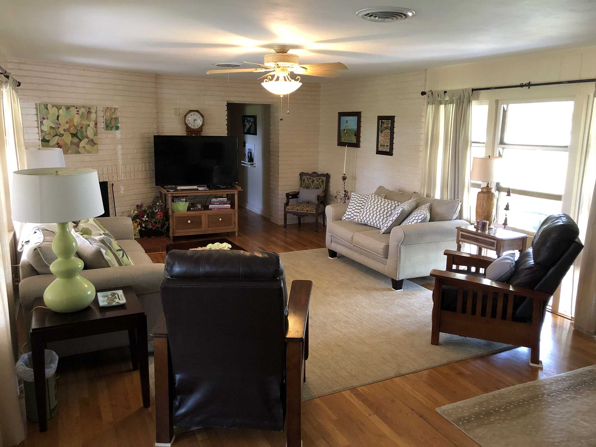                                                 Central air and heat, along with adjustable ceiling fans, make this beautifully furnished rental a comfortable Hill Country escape year round.