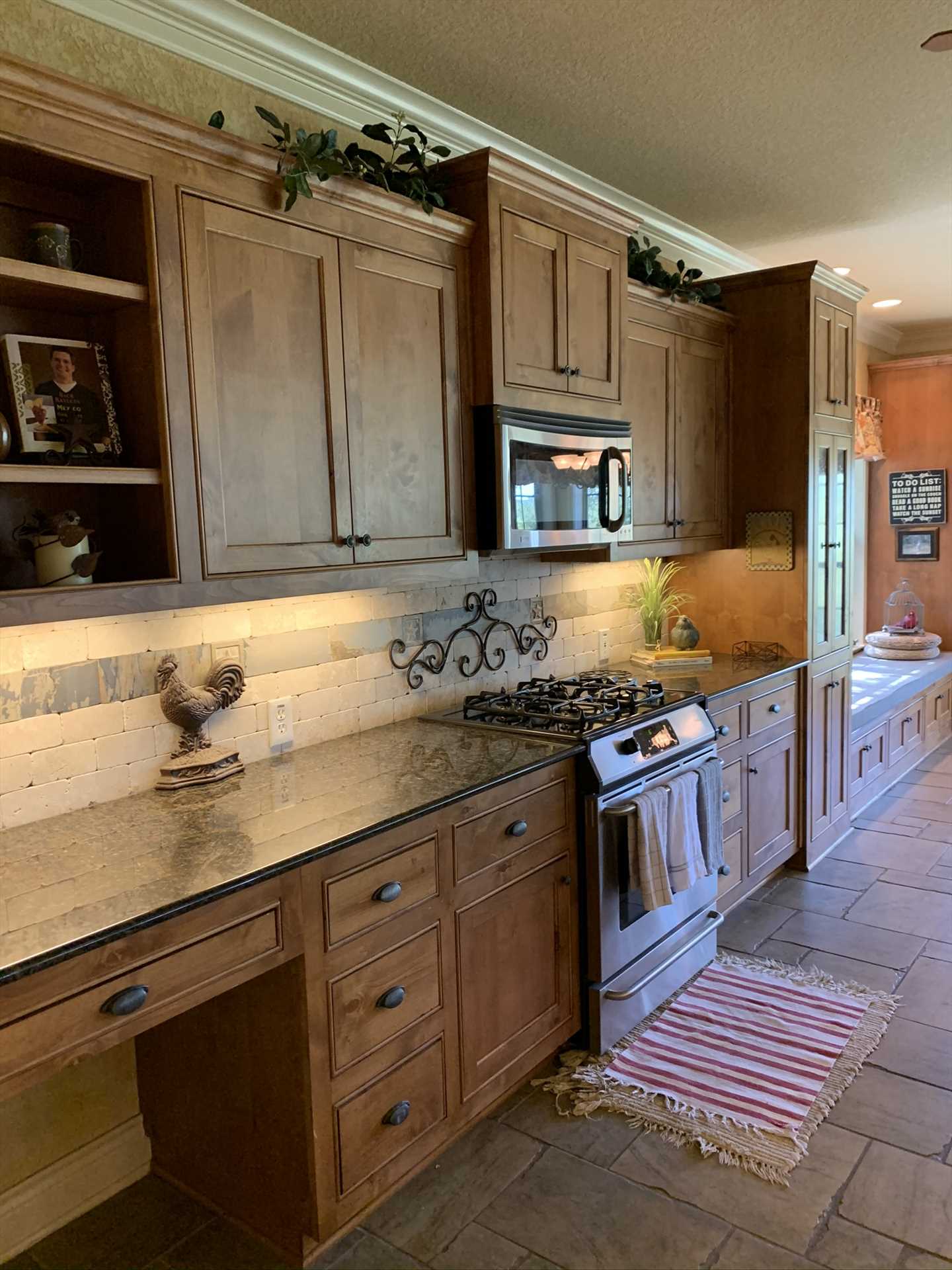                                                 Got more than one cook in your crew? There's no worry about bumping elbows with all this kitchen space!