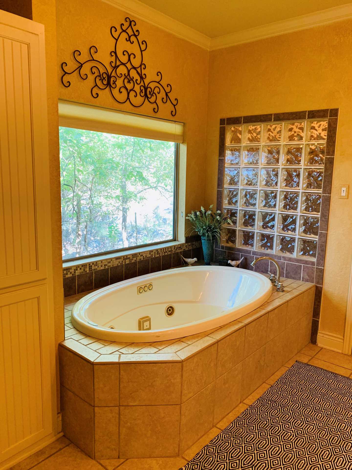                                                 The Retreat has two-and-a-half baths, but there may be some friendly competition for access to the master bath's jacuzzi-style tub!