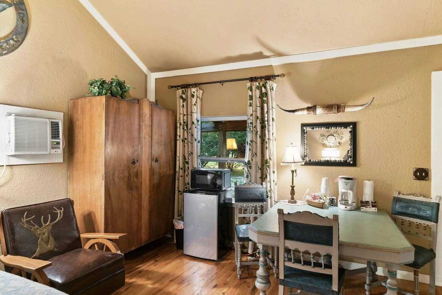                                                 Air-conditioned comfort, Wifi, and kitchenettes with complimentary coffee add those special extras to the Tin Star experience.