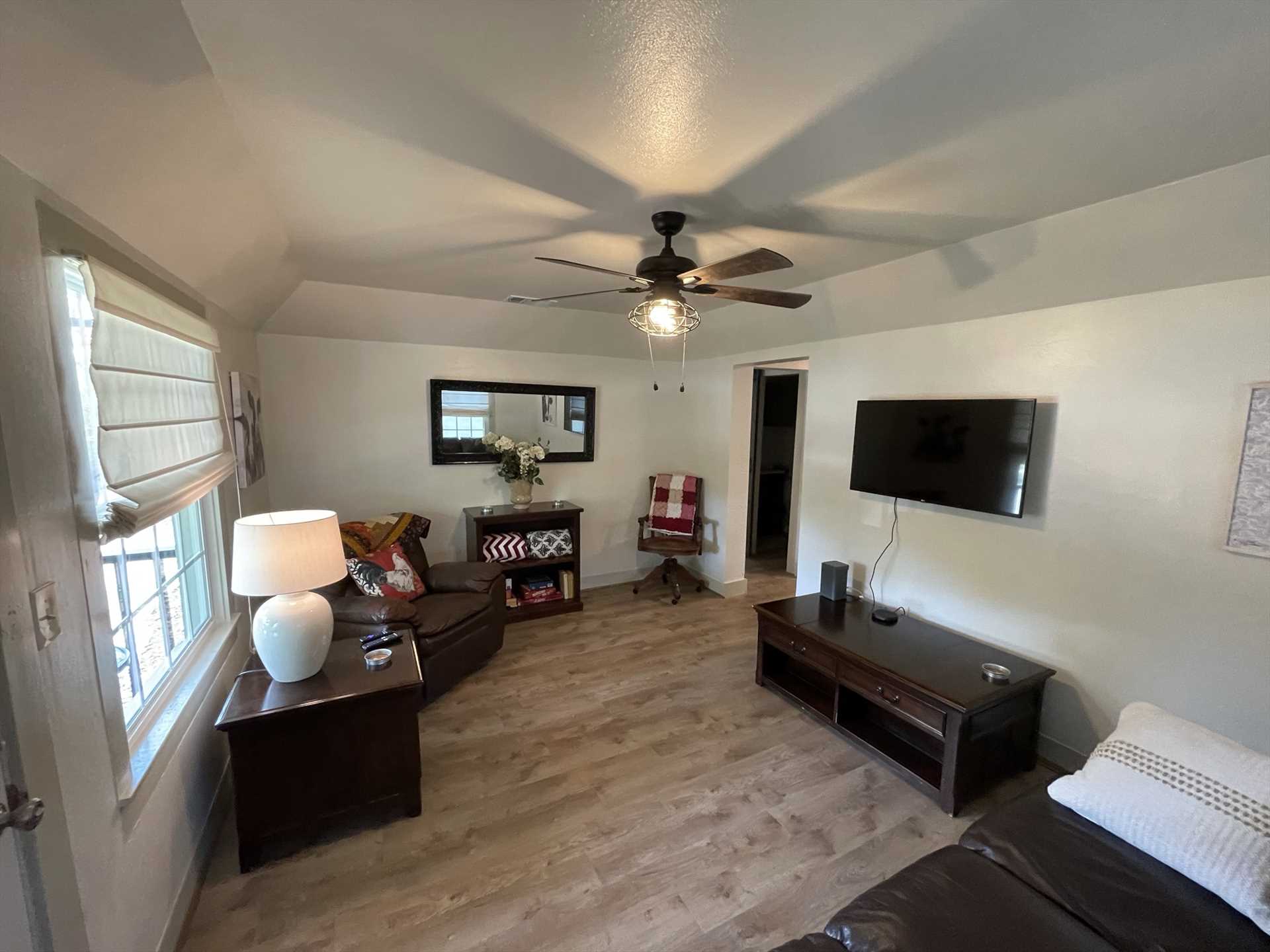                                                 Kick back in comfort in the roomy living area! The Star is comfy 24/7/365 with central air and heat, and several ceiling fans, too.