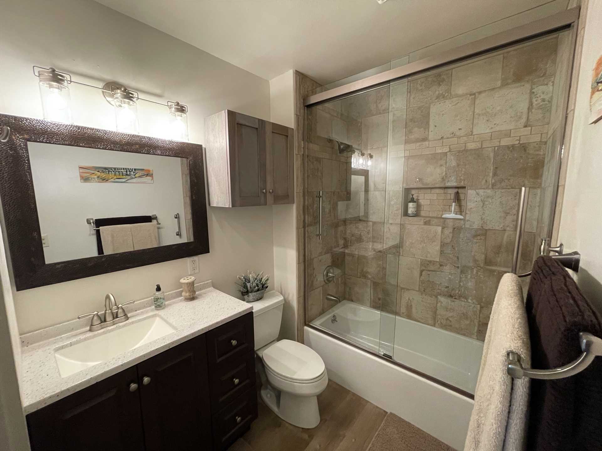                                                 With its huge tub and shower combo, stylish vanity, and stone highlights, the Star's full bath looks like something out of a model home!