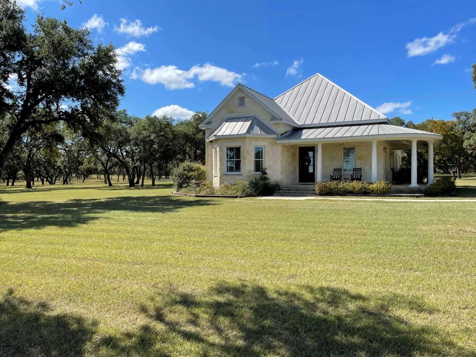                                                 Give your folks the royal treatment in this amazing Hill Country setting! There's plenty of scenic space for watching sunsets, stargazing, and spotting wildlife here.