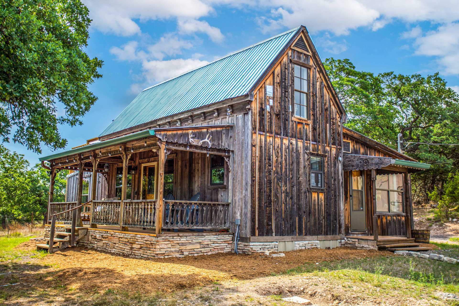                                                 Stone, wood, and steel construction make the farmhouse distinctly Texan: a strong and sturdy complement to the surrounding countryside.