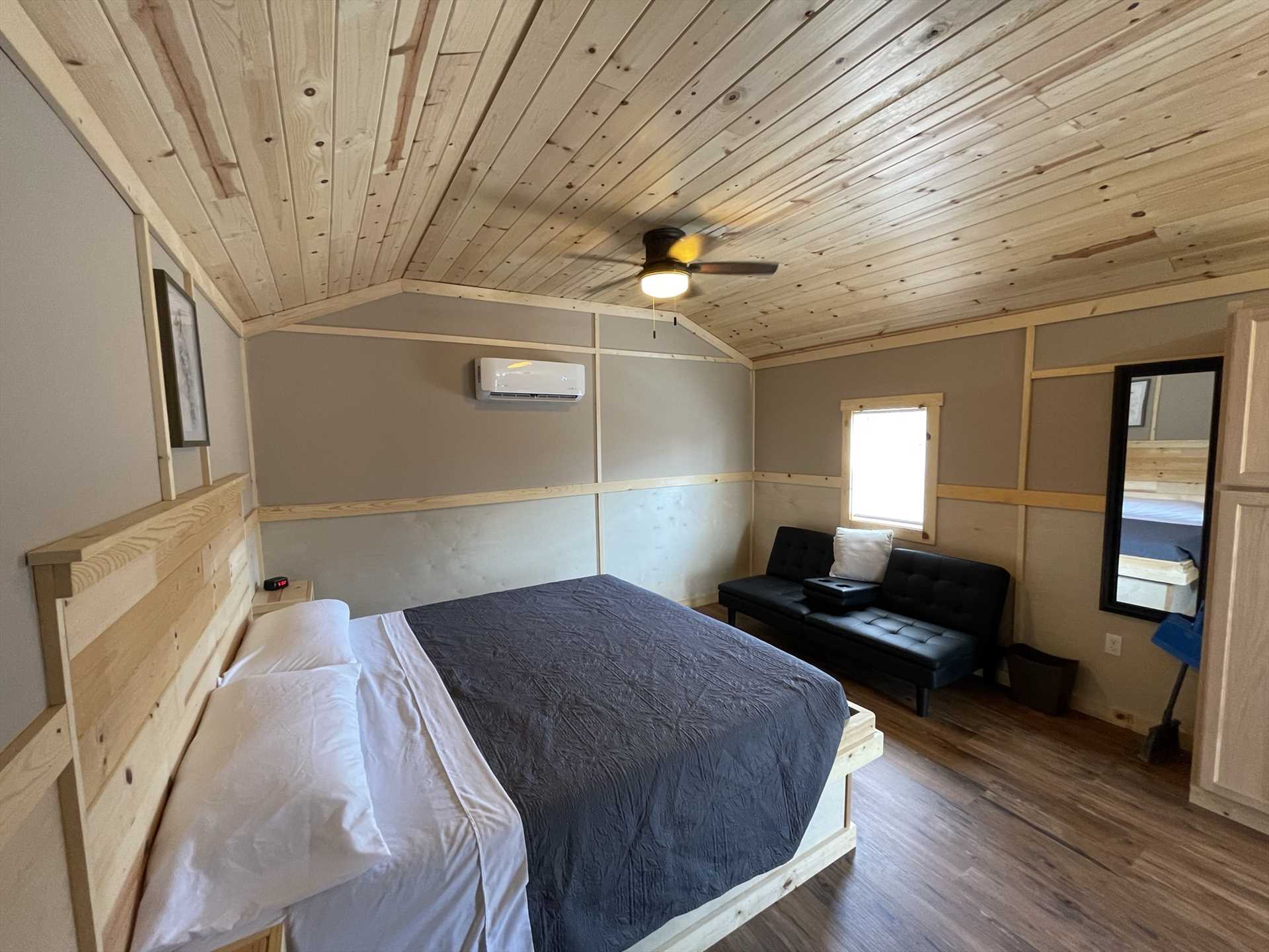                                                 The king-sized bed and futon provide comfortable slumber for three, while AC, heat, and ceiling fans keep the cabin just right.